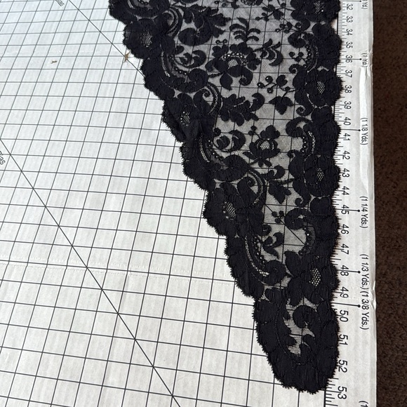 Vintage Black Lace Mantilla Veil – Spanish Style Floral Triangular Shawl - Picture 15 of 16